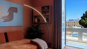 Camera Quadrupla Premium vista porto | Área de sala de estar | Televisión de pantalla plana, Netflix y películas con cargo