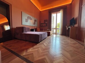 Premium vierpersoonskamer | Luxe beddengoed, donsdekens, een kluis op de kamer