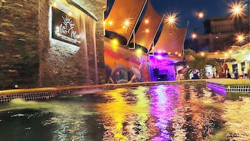 Kolam renang outdoor, dengan cabana gratis dan payung kolam renang