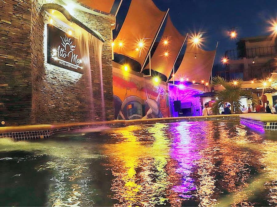 Outdoor pool, free cabanas, pool umbrellas