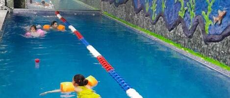 Innendørsbasseng og solsenger