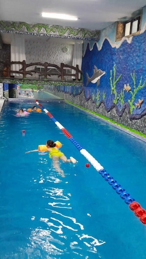 Piscine couverte, chaises longues