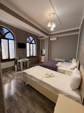 Comfort Triple Room | Soundproofing, free WiFi - Delfin Hotel & Restorant & Spa (Ganja)