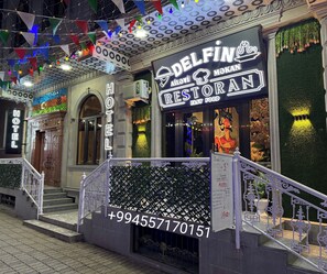 Property entrance - Delfin Hotel & Restorant & Spa (Ganja)