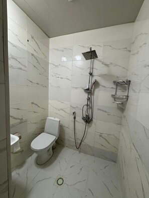 Standard Triple Room, Refrigerator, City View | Bathroom | Shower, hair dryer, slippers, towels - Delfin Hotel & Restorant & Spa (Ganja)