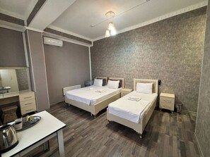 Comfort Triple Room | Soundproofing, free WiFi - Delfin Hotel & Restorant & Spa (Ganja)