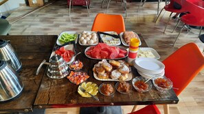 Petit déjeuner complet (5 USD par personne)