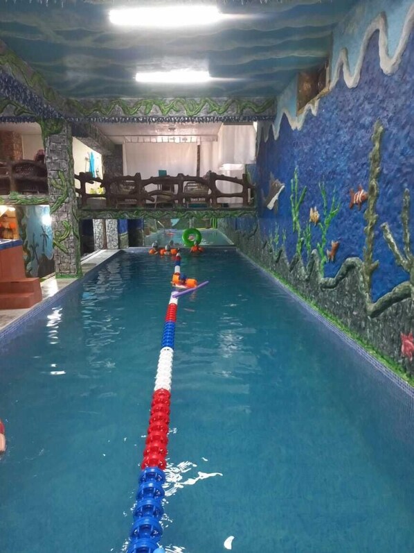 Piscine couverte, chaises longues