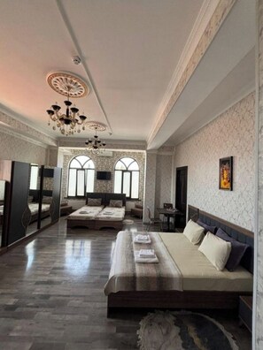 Studio Suite Keluarga, balkon, pemandangan kota | Kedap suara dan Wi-Fi gratis