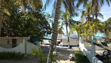 Plage privée, sable blanc, parasols, planche à voile