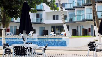 Standaard kamer, uitzicht op zwembad | Donsdekens, een strijkplank/strijkijzer, gratis wifi, beddengoed