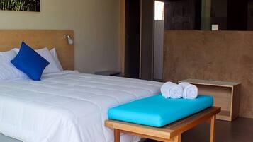 Cubrecamas, tabla de planchar con plancha, wifi gratis y ropa de cama