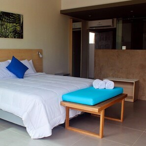 Rom – superior, balkong, sjøutsikt | Dundyner, strykejern/-brett, wi-fi (inkludert) og sengetøy