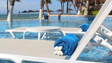 2 outdoor pools