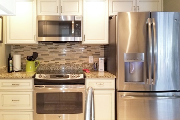 KĂŒhlschrank, Mikrowelle, Ofen, Herdplatte