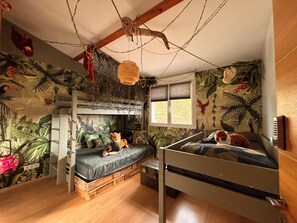 3 bedrooms, desk, iron/ironing board, travel cot