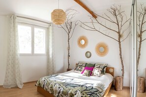 3 bedrooms, desk, iron/ironing board, travel crib