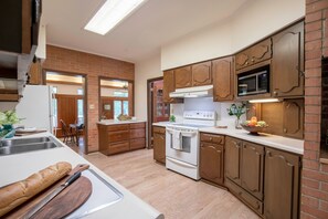 Microwave, dishwasher, cookware/dishes/utensils, spices - The Shields, Family Stay by Velvet Ditch Villas (Oxford)