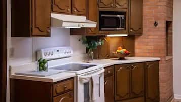 Microwave, dishwasher, cookware/dishes/utensils, spices