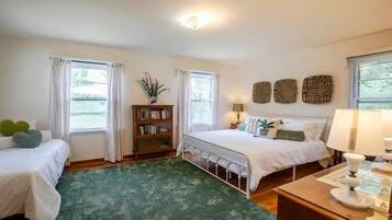 4 bedrooms, iron/ironing board, internet, bed sheets