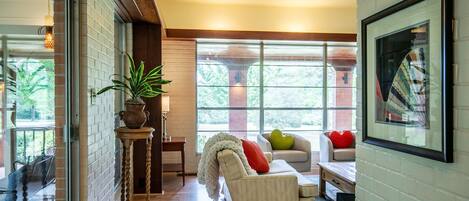 Televisión y chimenea