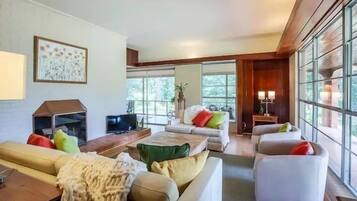 Télévision, cheminée