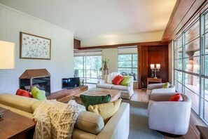 TV, fireplace - The Shields, Family Stay by Velvet Ditch Villas (Oxford)