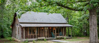 The Lil' Sipp, 2BR Cabin by Velvet Ditch Villas