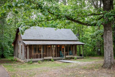 The Lil' Sipp, 2BR Cabin by Velvet Ditch Villas