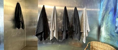 Hus | Badrum | Dusch, hÄrtork och handdukar