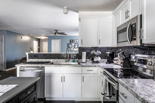 Een koelkast, een microgolfoven, een oven, een kookplaat