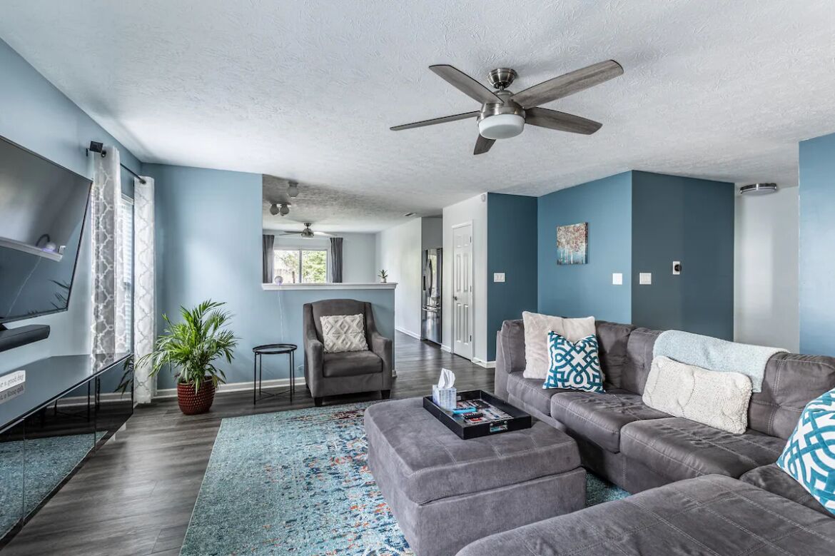 Una Smart TV, una mesa de tenis de mesa