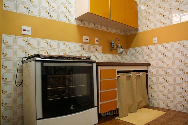 A kitchen with a stove, oven, and a sink with a faucet. - Casa Finestra (São Paulo)