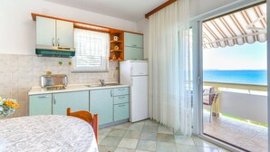 Una cocina con vistas al mar, un comedor y un balcón con vistas.