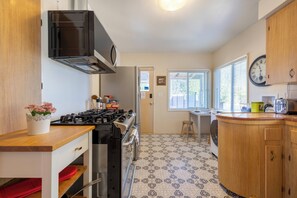 Comfort House, City View | Private kitchen