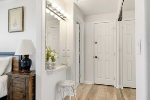 House (2 Bedrooms) | Interior - Canalfront Charmer by Avantstay Waterfront w/ Shared Dock + Hot Tub (Newport Beach)