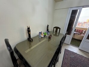 Dining - Charming 2-bedroom apartment with WiFi, AC in delightful Alexandria (Alexandria)