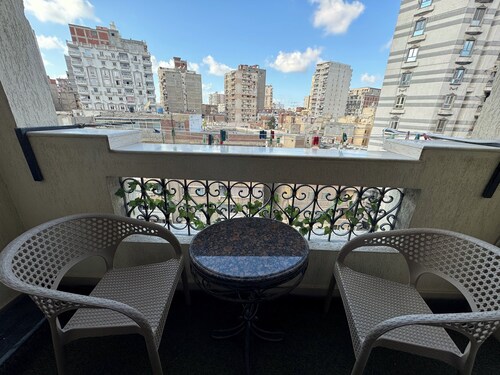 Charming 2-bedroom apartment with WiFi, AC in delightful Alexandria