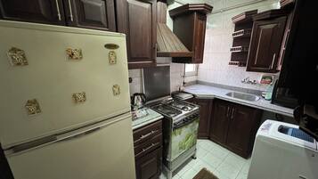 Réfrigérateur, four, plaque de cuisson, cafetiÚre/bouilloire