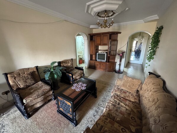 TV - Charming 2-bedroom apartment with WiFi, AC in delightful Alexandria (Alexandria)