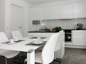 Maison | Cuisine privée | Bouilloire électrique, grille-pain, chaise haute
