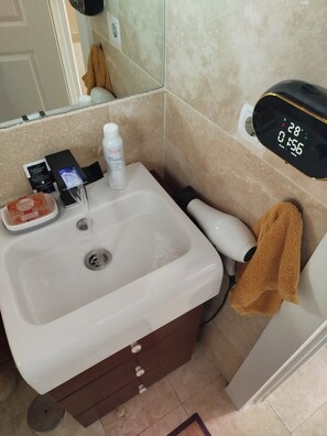 Asciugacapelli, bidet, asciugamani, sapone