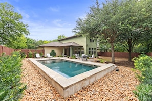 Outdoor pool, sun loungers - Large South Austin Home with a Pool (Austin)