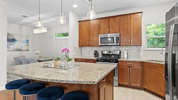 Talo, 3 makuuhuonetta, yksityinen uima-allas, uima-altaan luona | Yksityinen keittiö | Täysikokoinen jääkaappi, mikroaaltouuni, uuni, liesi