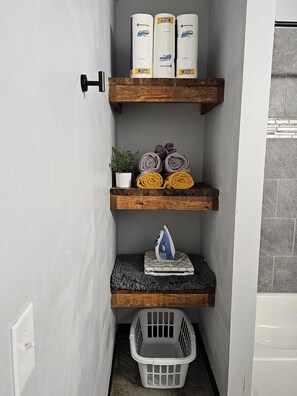 Haartrockner, Handtücher, Seife, Toilettenpapier