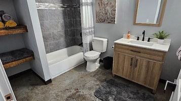 SĂšche-cheveux, serviettes fournies, savon, papier toilette