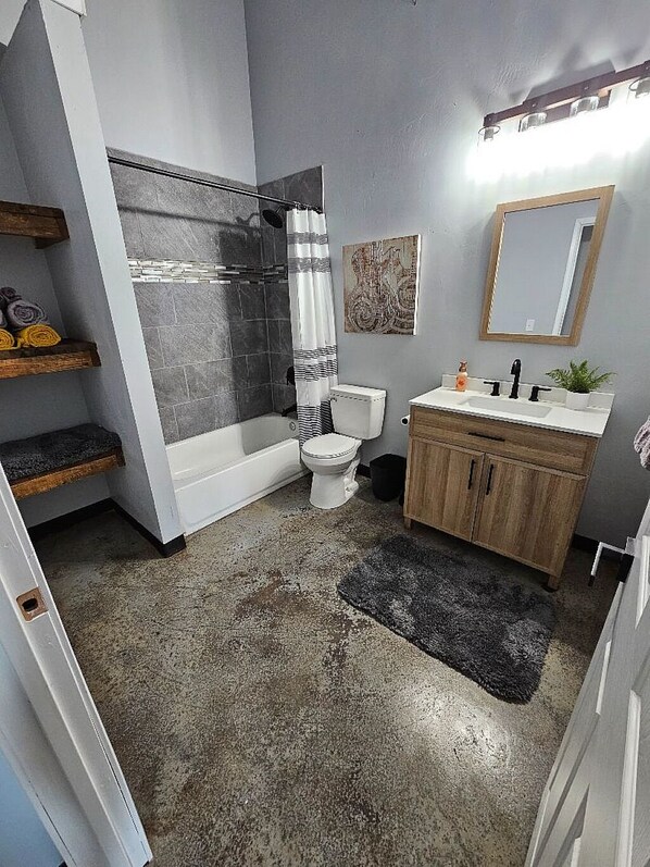 Haartrockner, Handtücher, Seife, Toilettenpapier