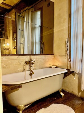 Haartrockner, Handtücher, Seife, Toilettenpapier