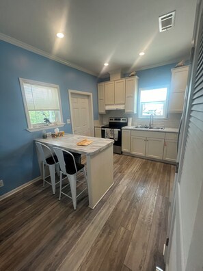 Fridge, microwave, oven, stovetop - Captain & Mermaid's Diamond #BP25 (Big Pine Key)