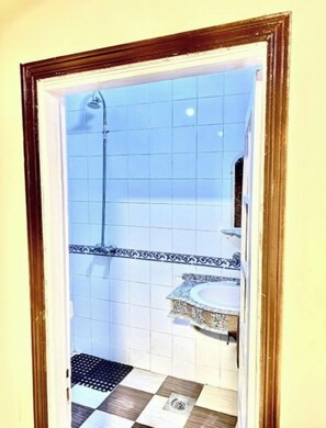 Een douche, handdoeken, zeep, shampoo